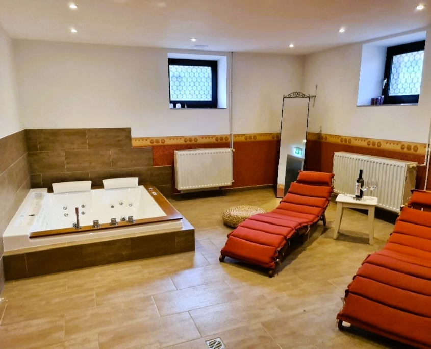 Wellnessbereich mit Pool und zwei Liegen