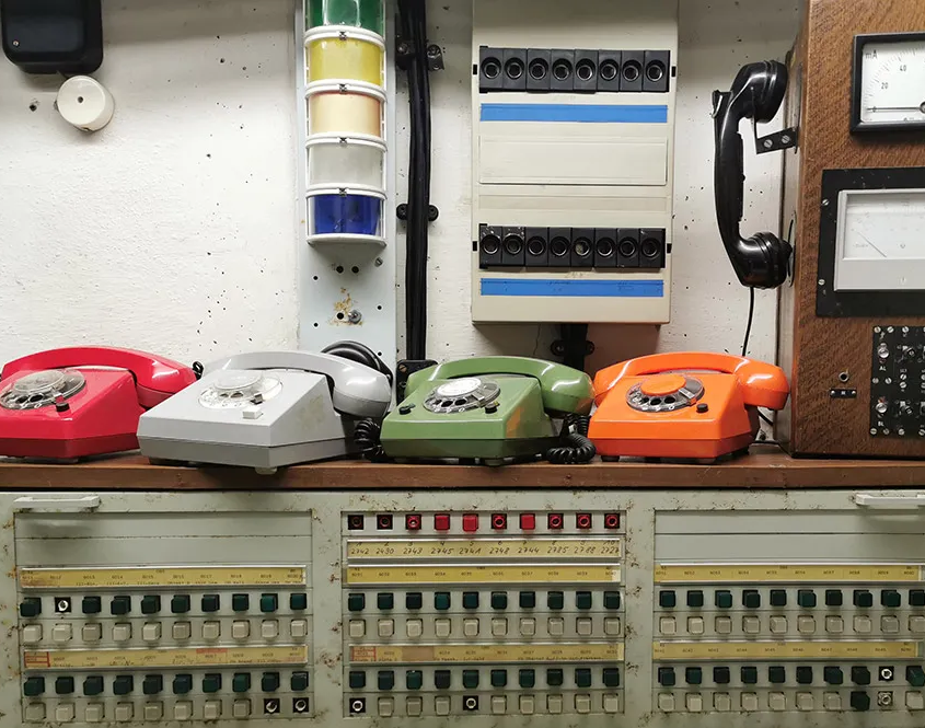Bunkermuseum Frauenwald, farbige Telefone