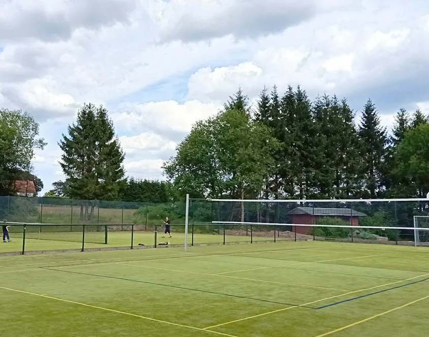 Bild von Tennisplatz und Bolzplatz mit Basketballaufsätzen auf den Toren