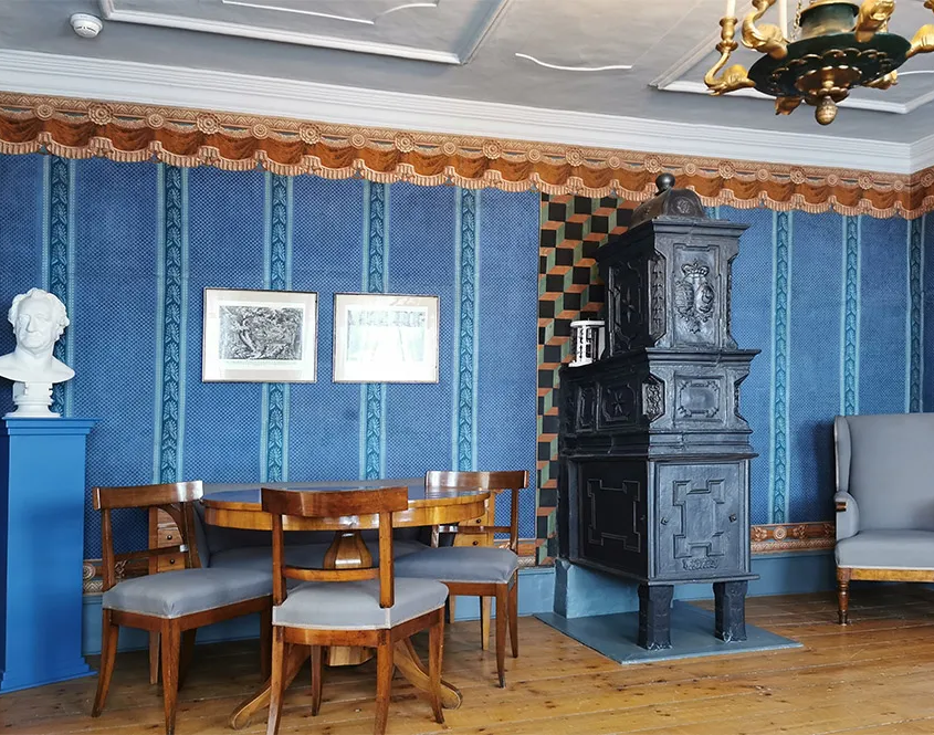 Goethemuseum Stützerbach - Raumansicht mit Ofen, Stuhl und Büste