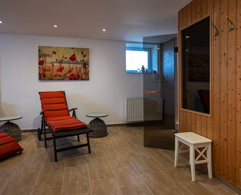 Wellness-Bereich mit Sauna und Liegestühlen