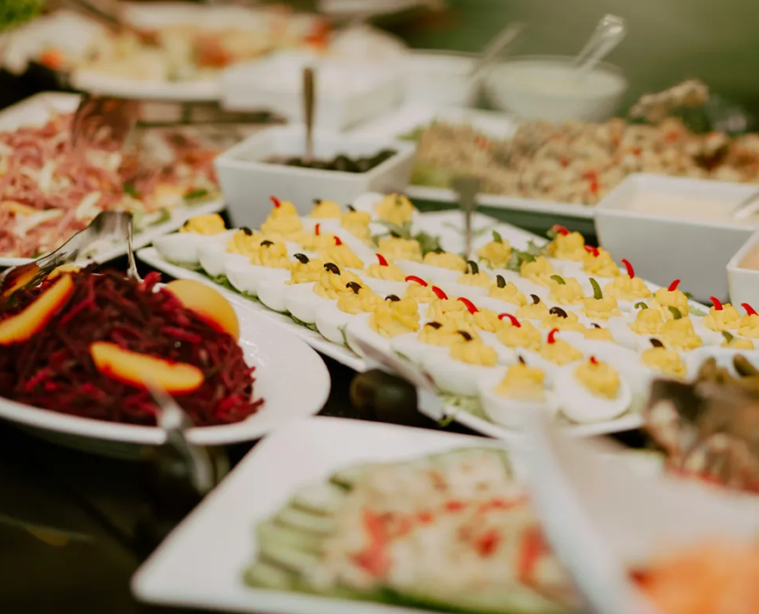 Angerichtetes Buffet mit Eiern, Rotkohl und Tomaten.