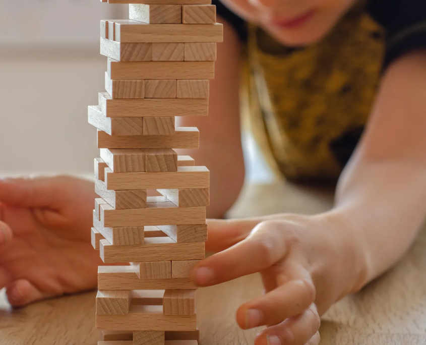 Mädchen spielt Jenga