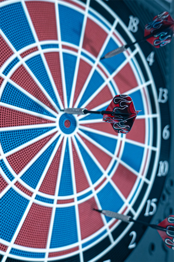 Dartscheibe mit Pfeil