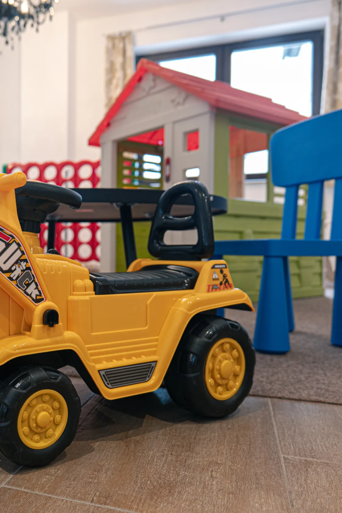 Indoor-Spielplatz mit Bobbycar