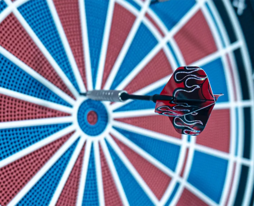 Dartscheibe mit 3 Pfeilen