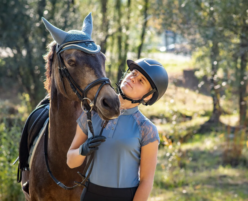 Pferd wird von Reiterin geführt