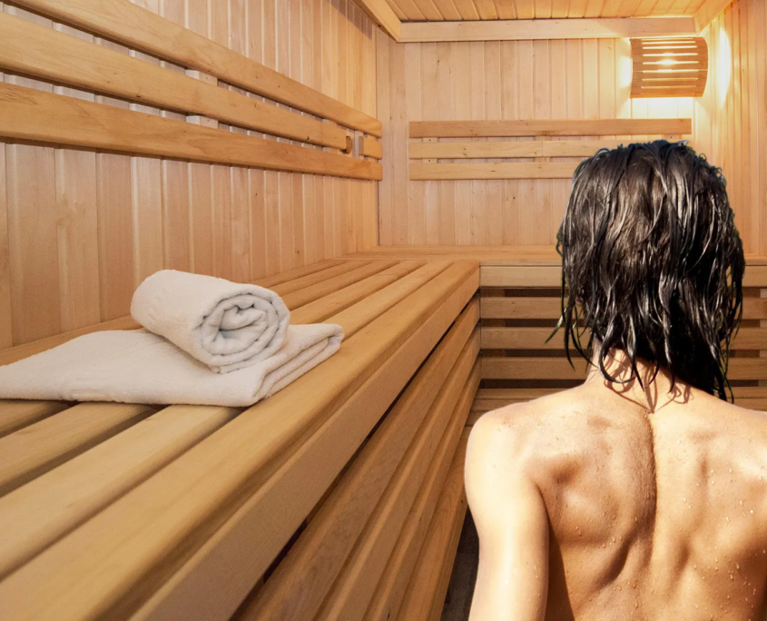 Frau geht in die Sauna