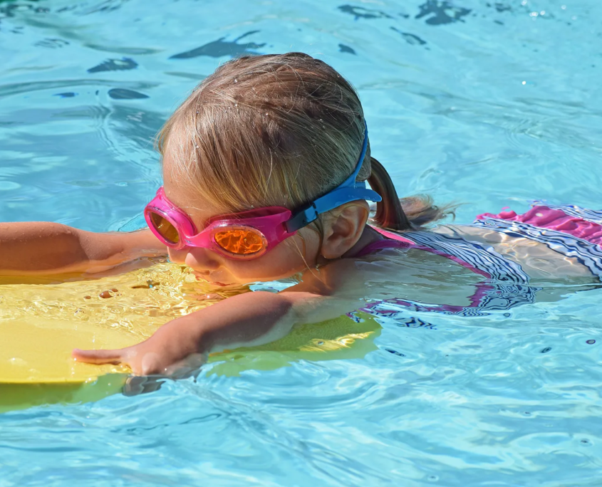 Mädchen schwimmen