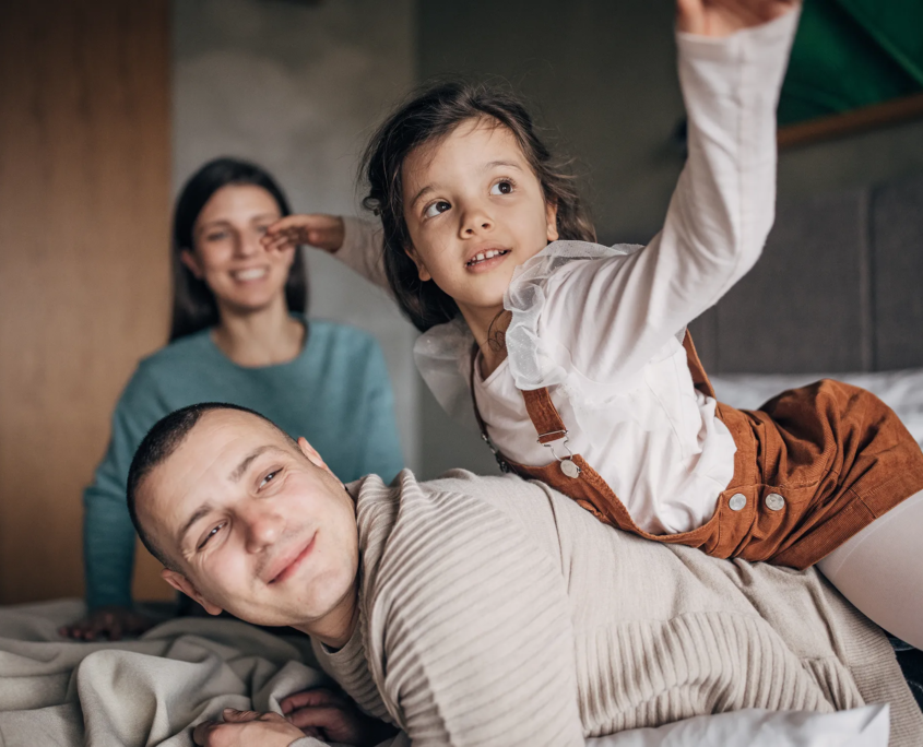 Glückliche Familie im Bett