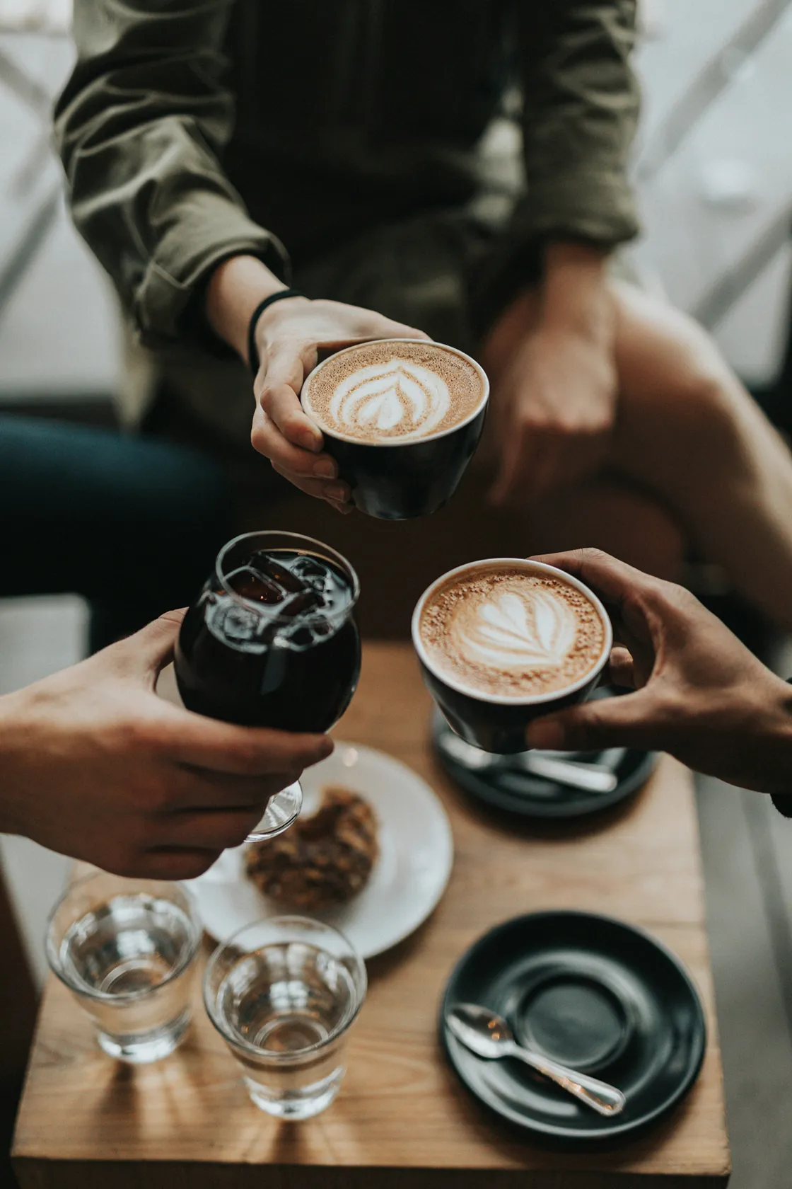 Menschen trinken Kaffee