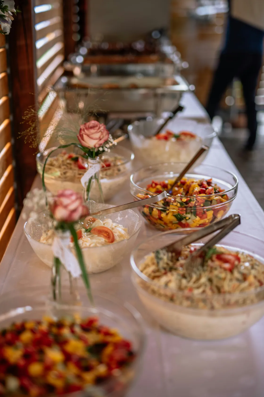 Buffet mit verschiedenen Salaten