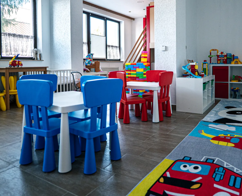 Spielezimmer mit verschiedenen Spielzeugen