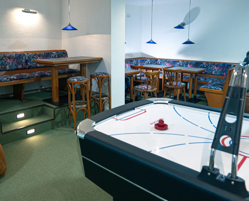 Teens-Club mit Airhockey Tisch