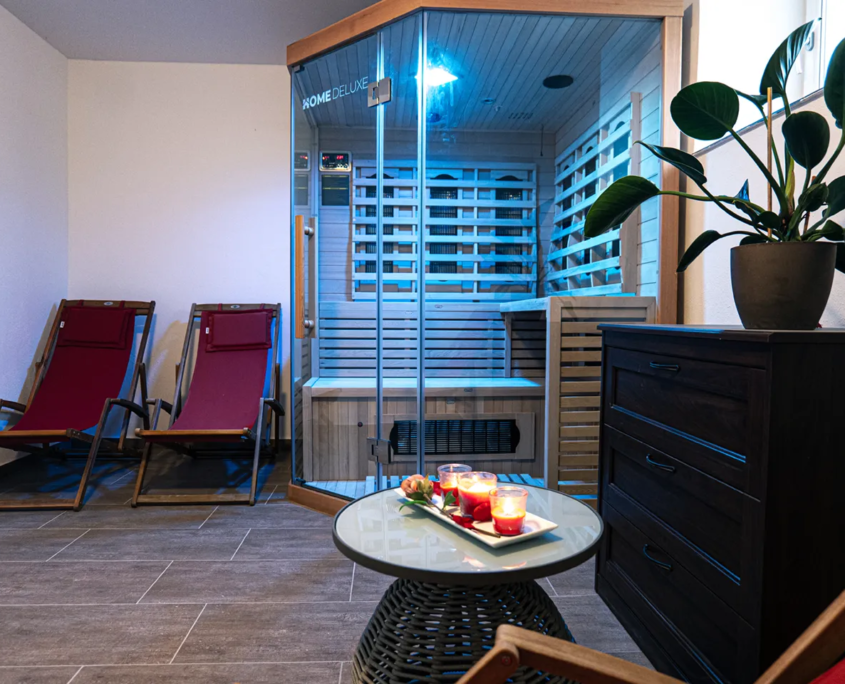 Wellness-Bereich mit Sauna und Liegestühlen