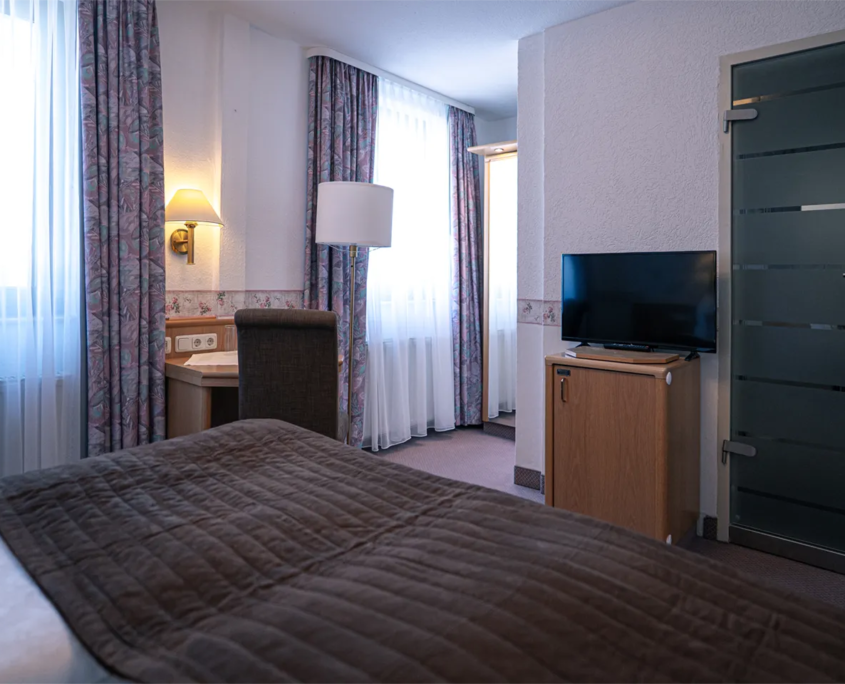 Doppelzimmer Hundskopf 13 – Schreibtisch und TV