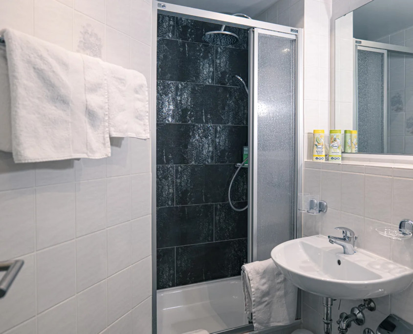 Doppelzimmer Kickelhahn 12 – Badezimmer