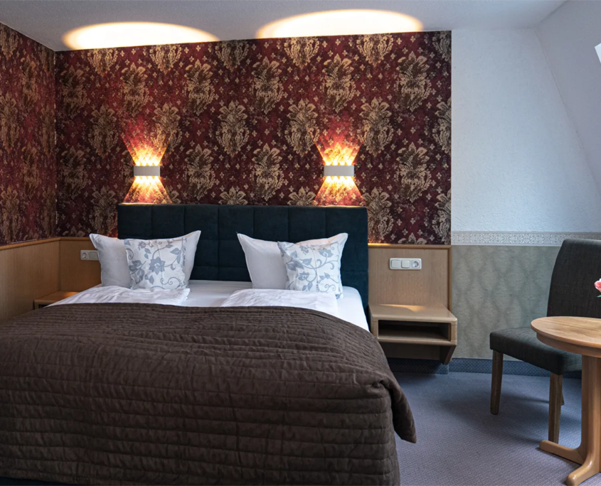 Ein-Raum-Suite Silberblick 120 – Doppelbett und Tisch