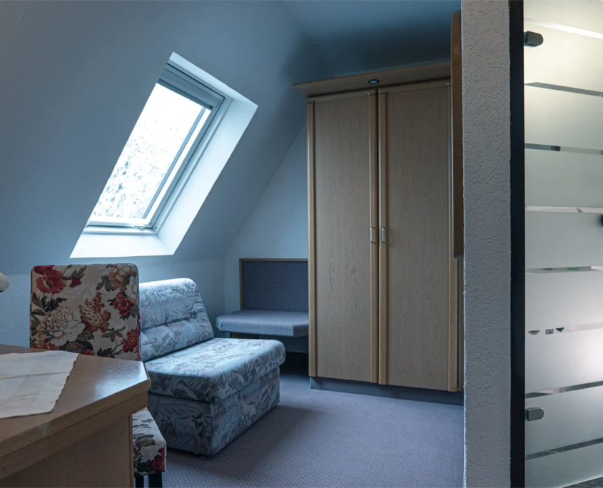 Einzelzimmer Lenkgrund 122 – Schreibtisch und Kleiderschrank