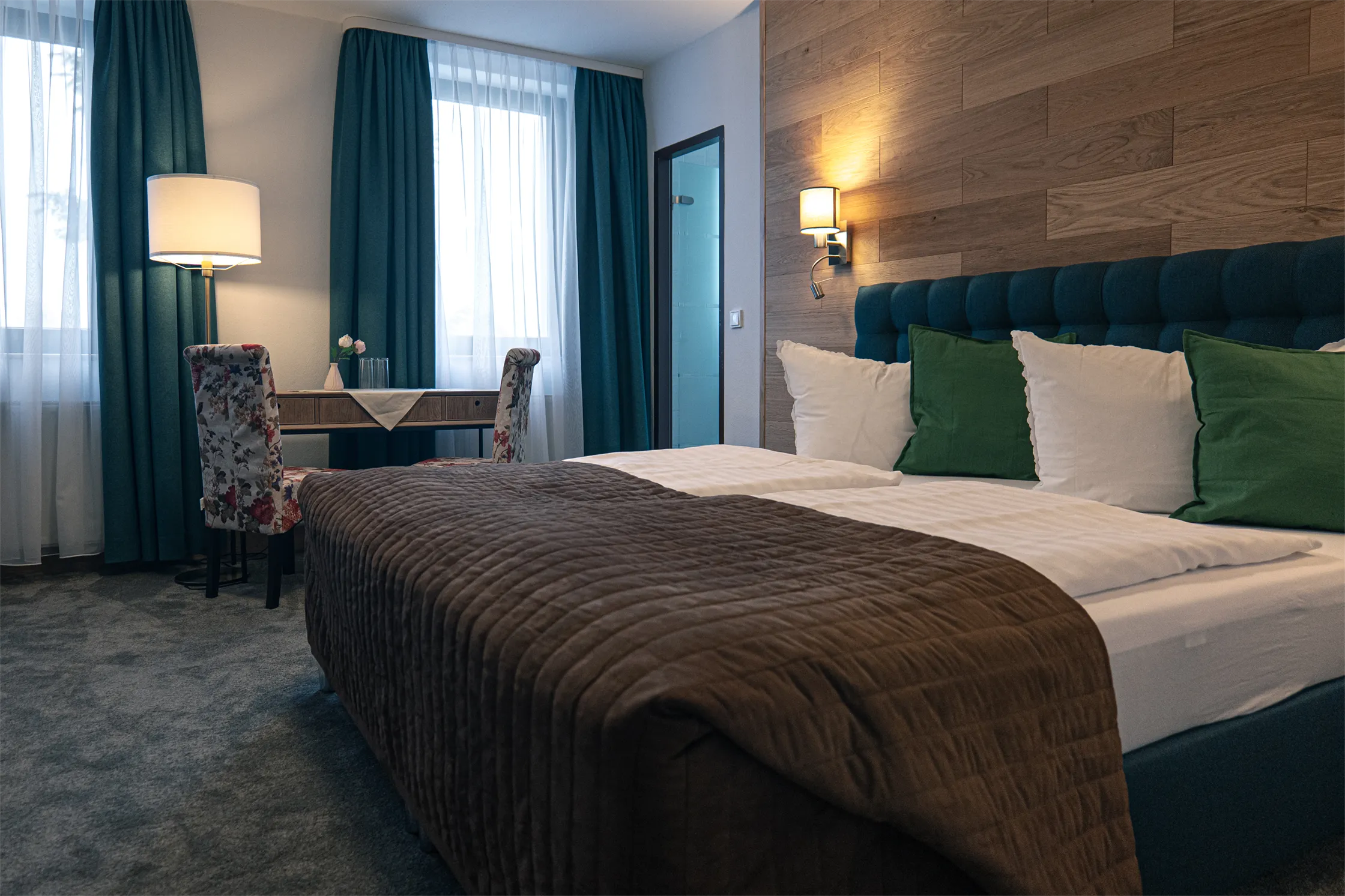 Familien-Suite Adlersberg 126 – Doppelbett und Schreibtisch