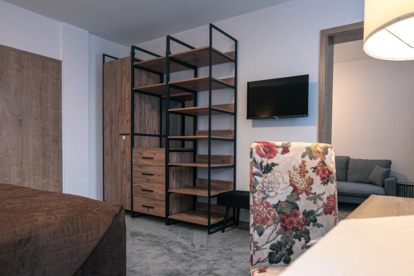 Familien-Suite Adlersberg 126 – Regal, TV und Schreibtisch