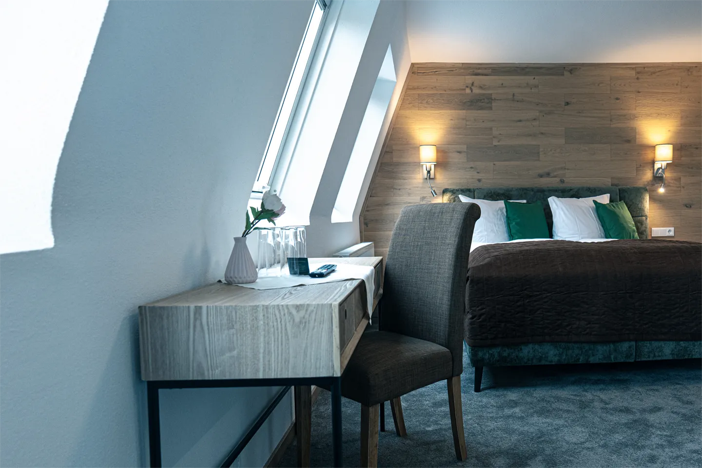 Familien-Suite Bergbad 116 – Schreibtisch und Doppelbett