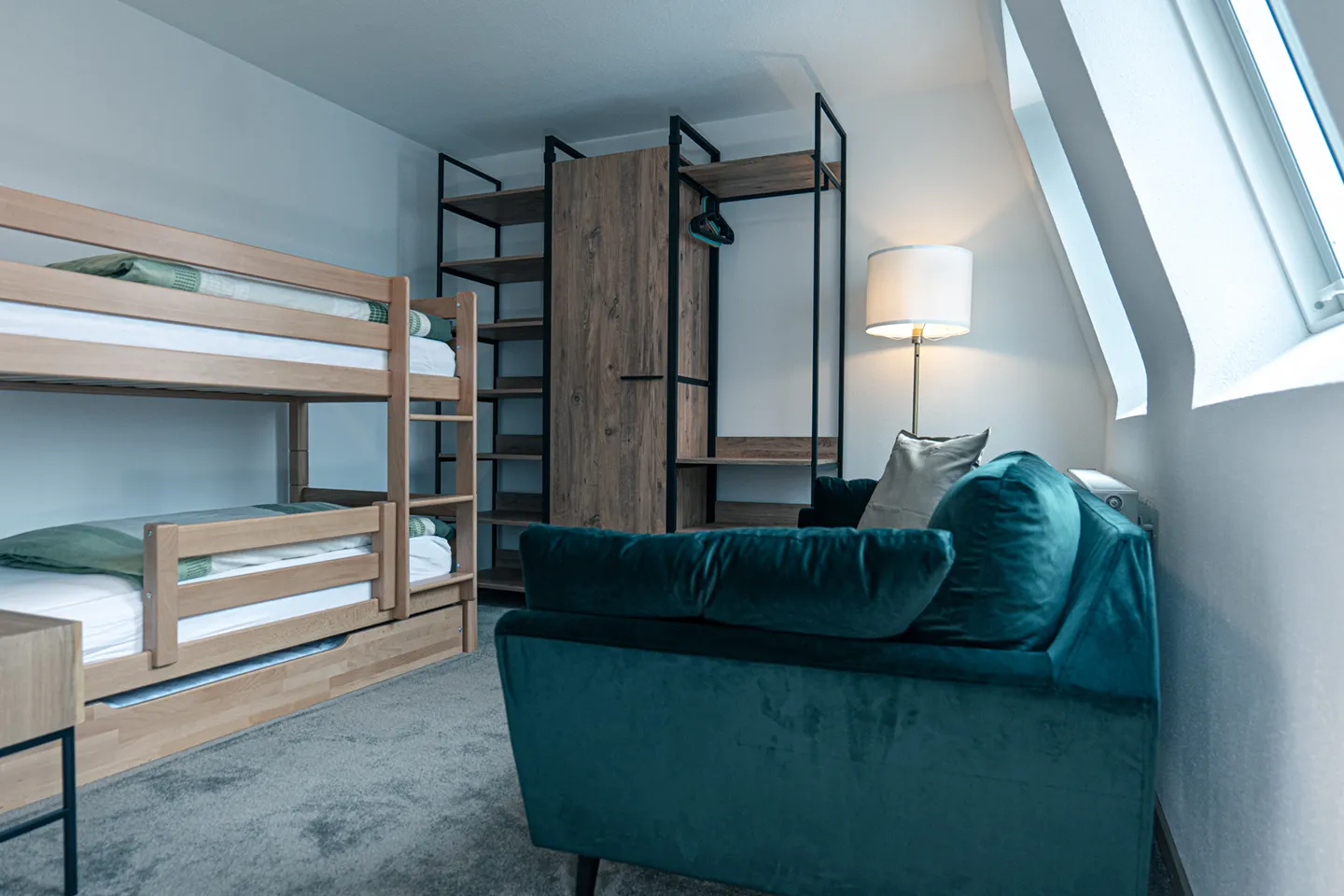 Familien-Suite Bergbad 116 – Sofa und Doppelstockbett