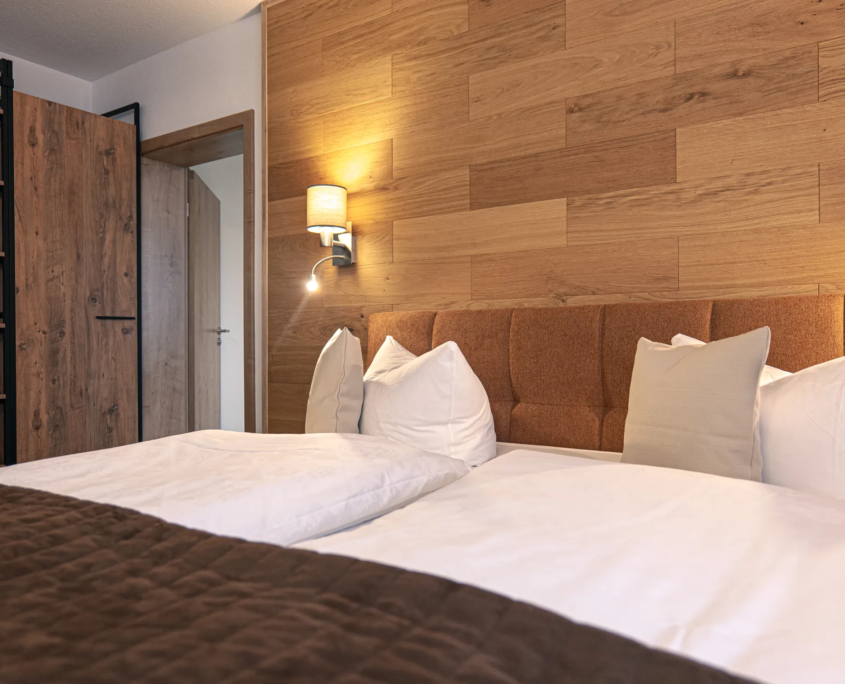 Familien-Suite Großer Beerberg 111 – Doppelbett Detail