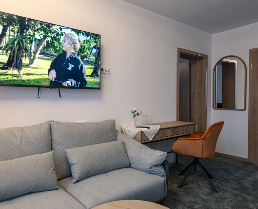 Familien-Suite Großer Beerberg 111 – Sofa, TV und Schreibtisch