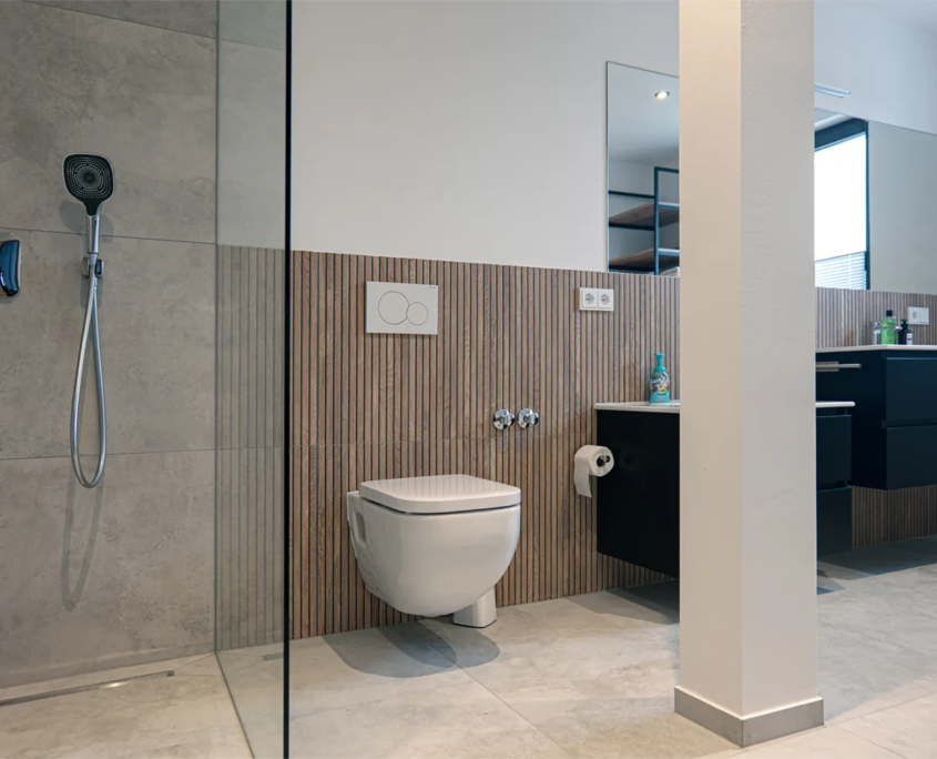 Familien-Suite Großer Beerberg 111 – Dusche, Toilette, Waschbecken