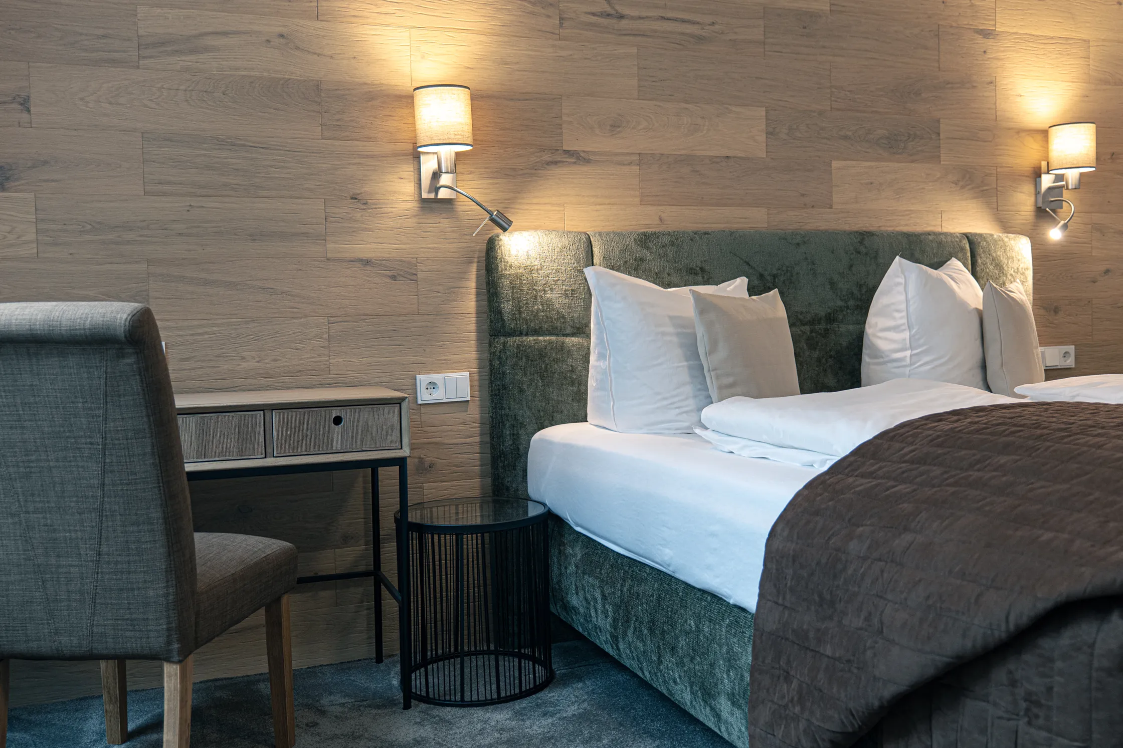 Familien-Suite Hubertushütte 117 – Doppelbett und Schreibtisch