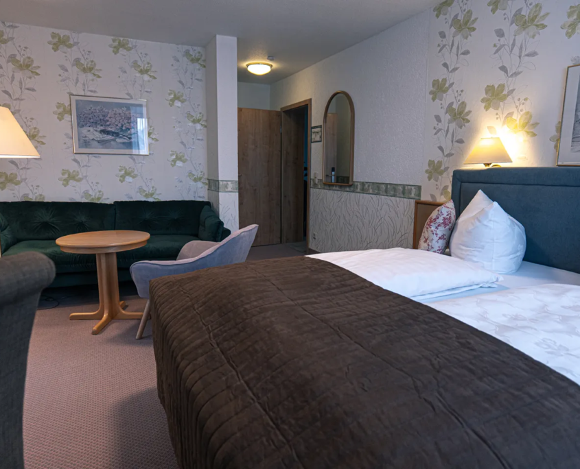 Familien-Suite Rennsteig 112 – Doppelbett und Sitzecke
