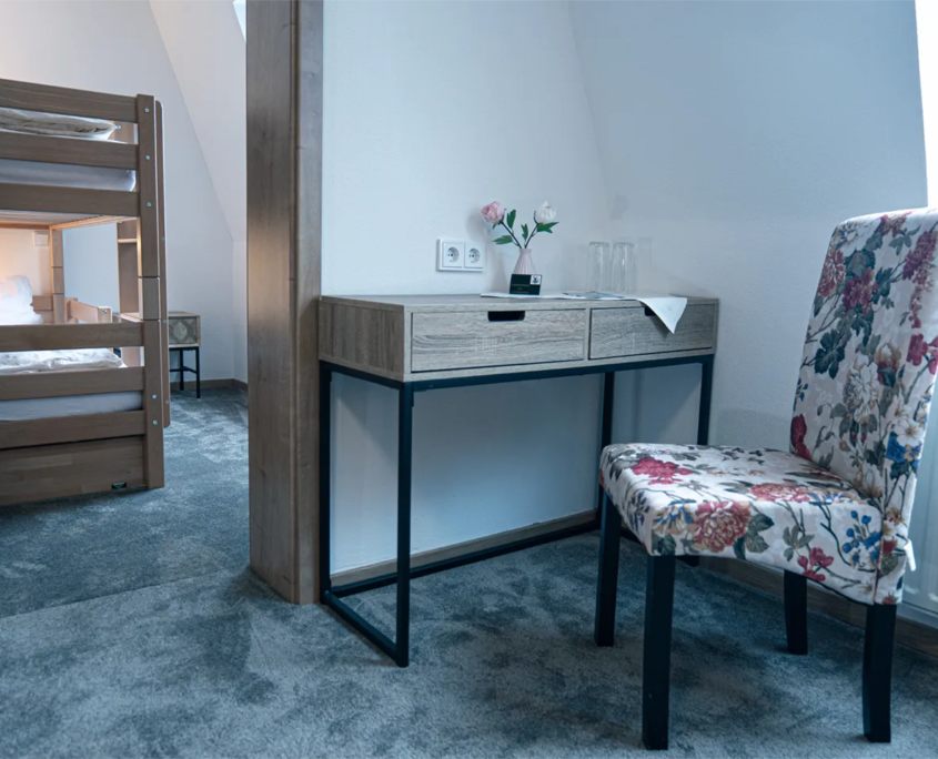 Familien-Suite Talblick 118 – Schreibtisch mit Stuhl