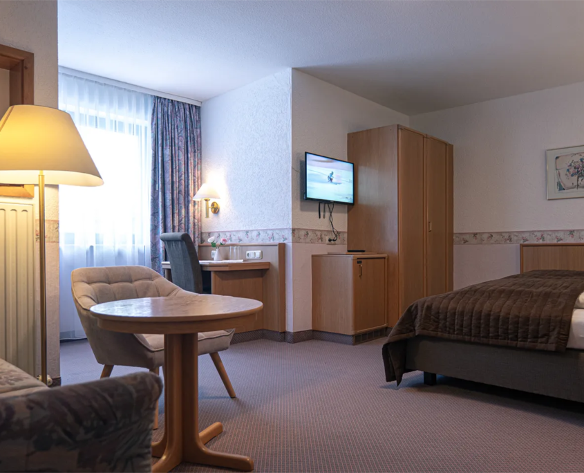 Familien-Suite Tränkbachtal 115 – Sitzecke, TV und Doppelbett