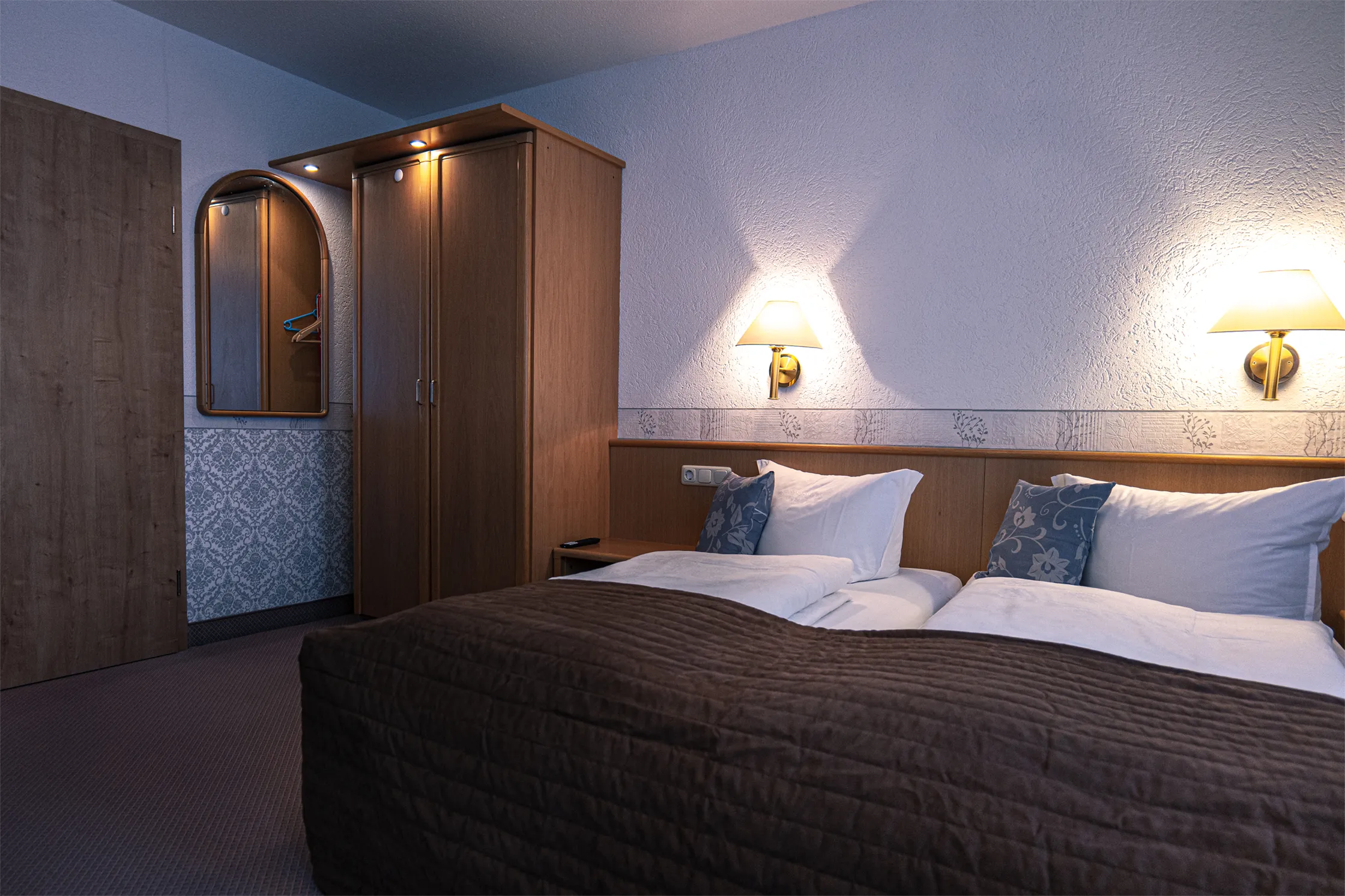 Familienzimmer Dolmar 123 – Doppelbett und Kleiderschrank