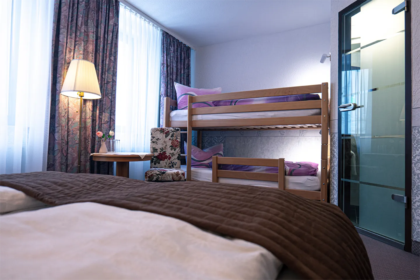 Familienzimmer Dolmar 123 – Doppelstockbett und Eingang zum Bad