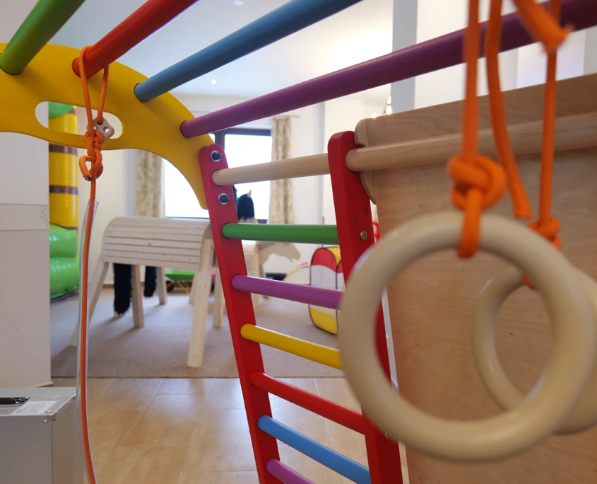Klettergrüst aud Holz im Indoorspielplatz