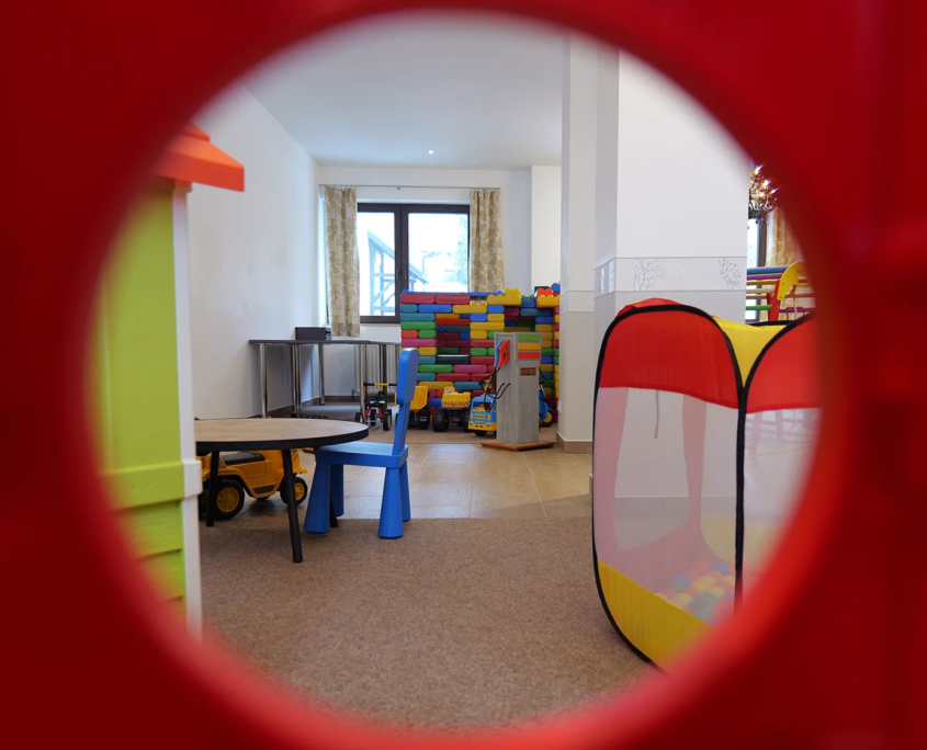 Sichet aud einem runden Fenster in den Indoorspielplatz