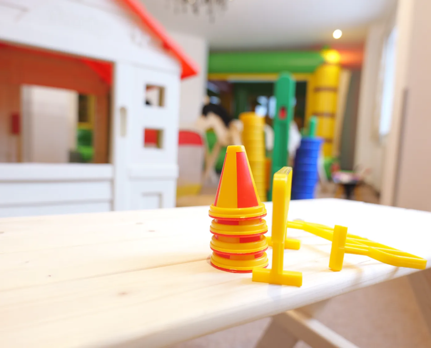 Vier gelb-rote Hütchen im Indoorspielplatz