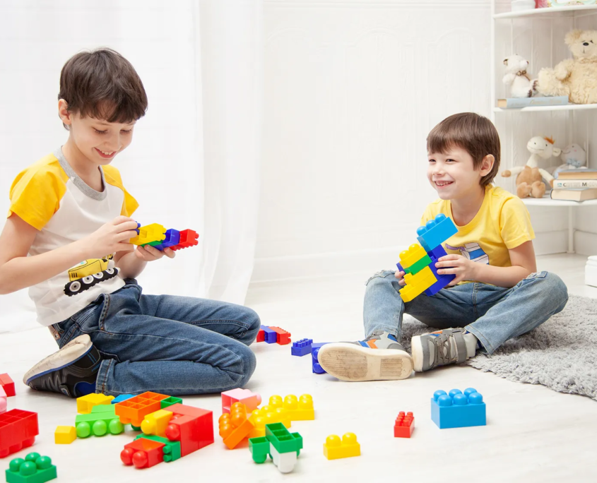 2 Jungen spielen mit XXL-Bausteinen