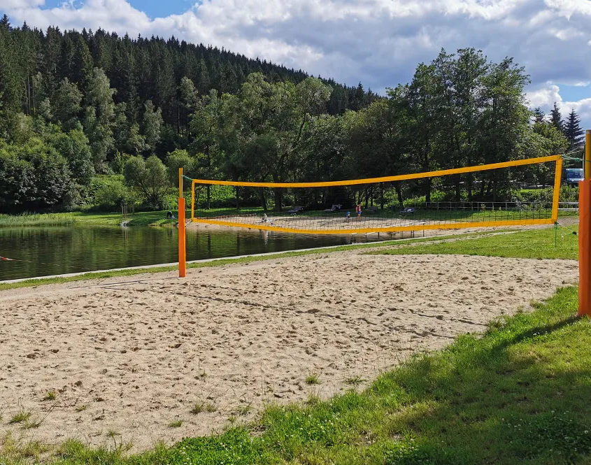 Volleyballplatz mit See im Hintergrund